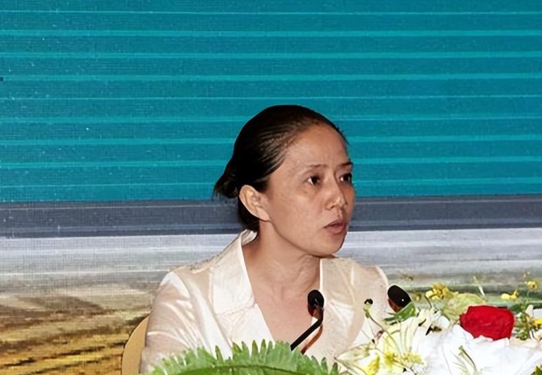 广西“女色虎”赵丽：强迫司机发生关系6年，疯狂敛财1344万