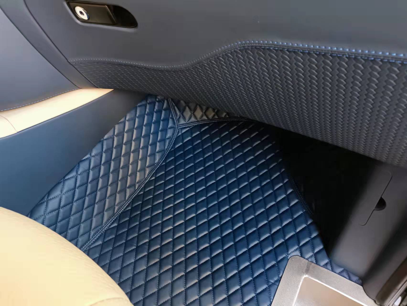 奔驰mpv商务车7座威霆和v260,奔驰mpv威霆五座落地价