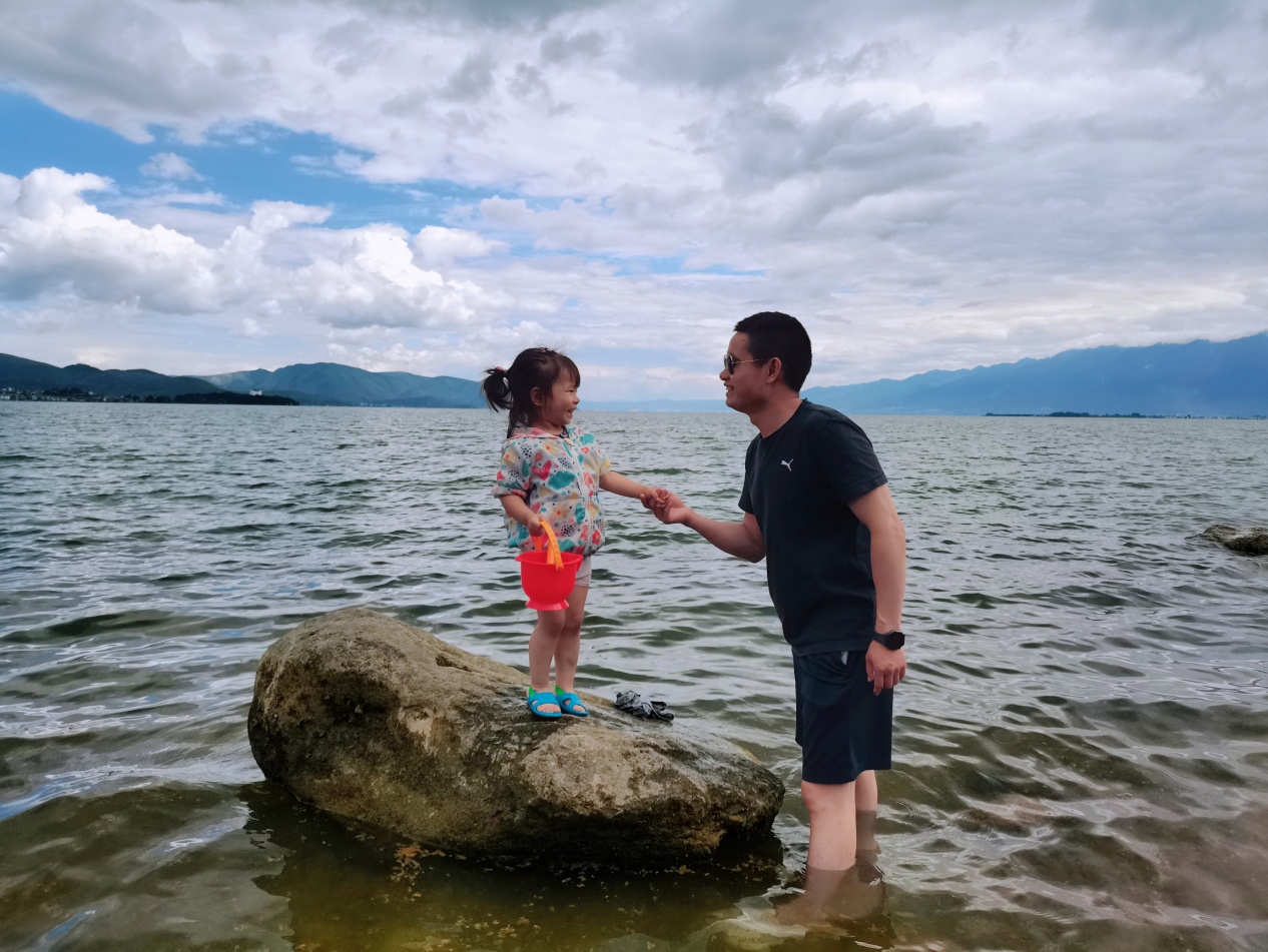 在为女儿取的名字里，藏着他对蓝天的热爱