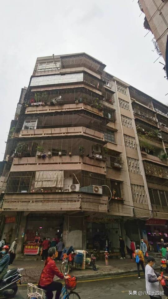 肇庆市中心一间16平的老旧商铺，11.7万拍卖，拍出50.4万，19人抢