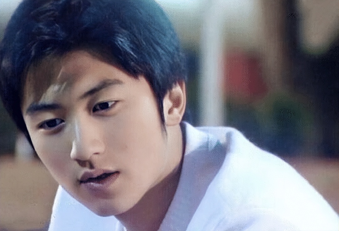 谢霆锋出道当歌手的时候,谢霆锋出道就做主角吗