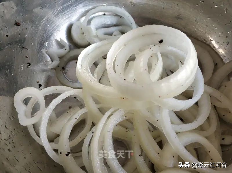 炸洋葱圈香酥脆脆的好吃,炸洋葱圈有什么功效