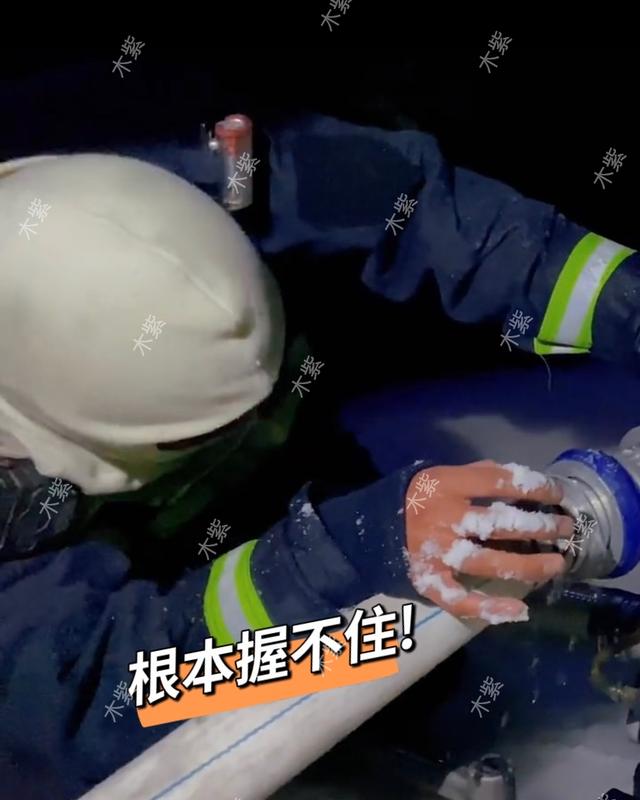 消防员救火被冻到感人视频,消防员救援感人瞬间