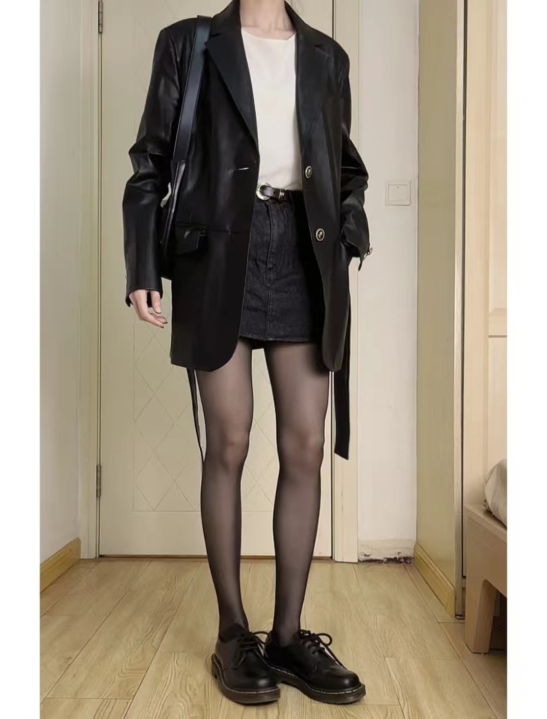 黑色皮衣怎么搭配才显高级,绯红色皮衣怎么搭配秋冬