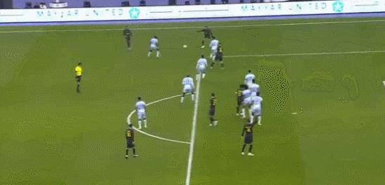 梅西进球c罗滑跪,梅西进球c罗跪滑图