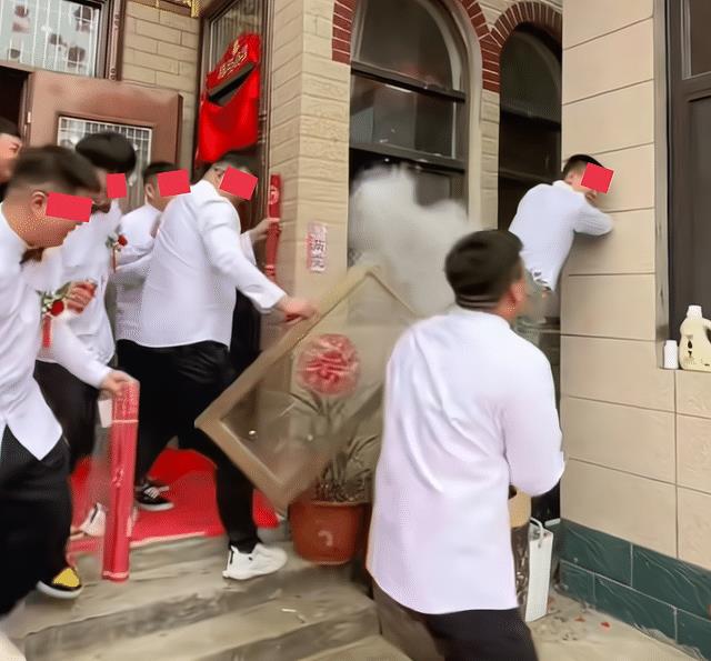 伴娘用防狼喷雾拦门讨红包，伴郎发飙动手拆家，岳父担忧女婿退货