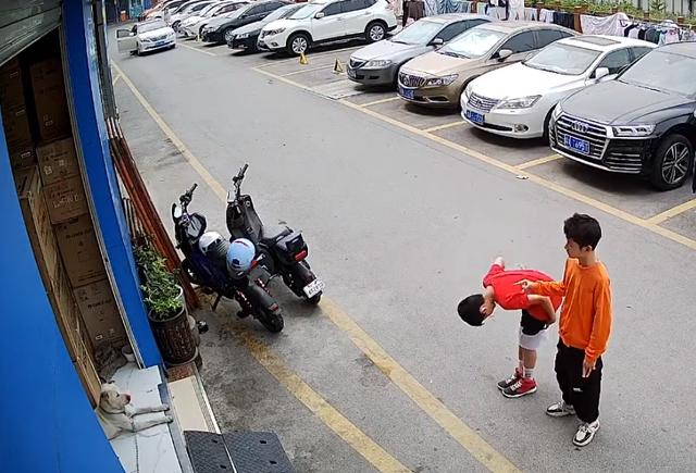 监控拍下2岁孩子一幕惊呆众人,监控拍下的一幕小孩打篮球