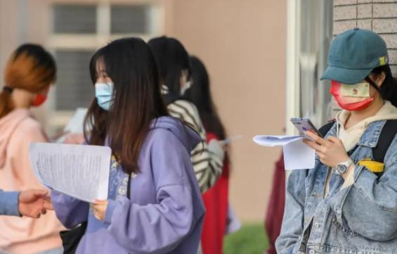 一个冷知识如果你的学士服是灰色,冷知识如果你的学士服是粉色领子