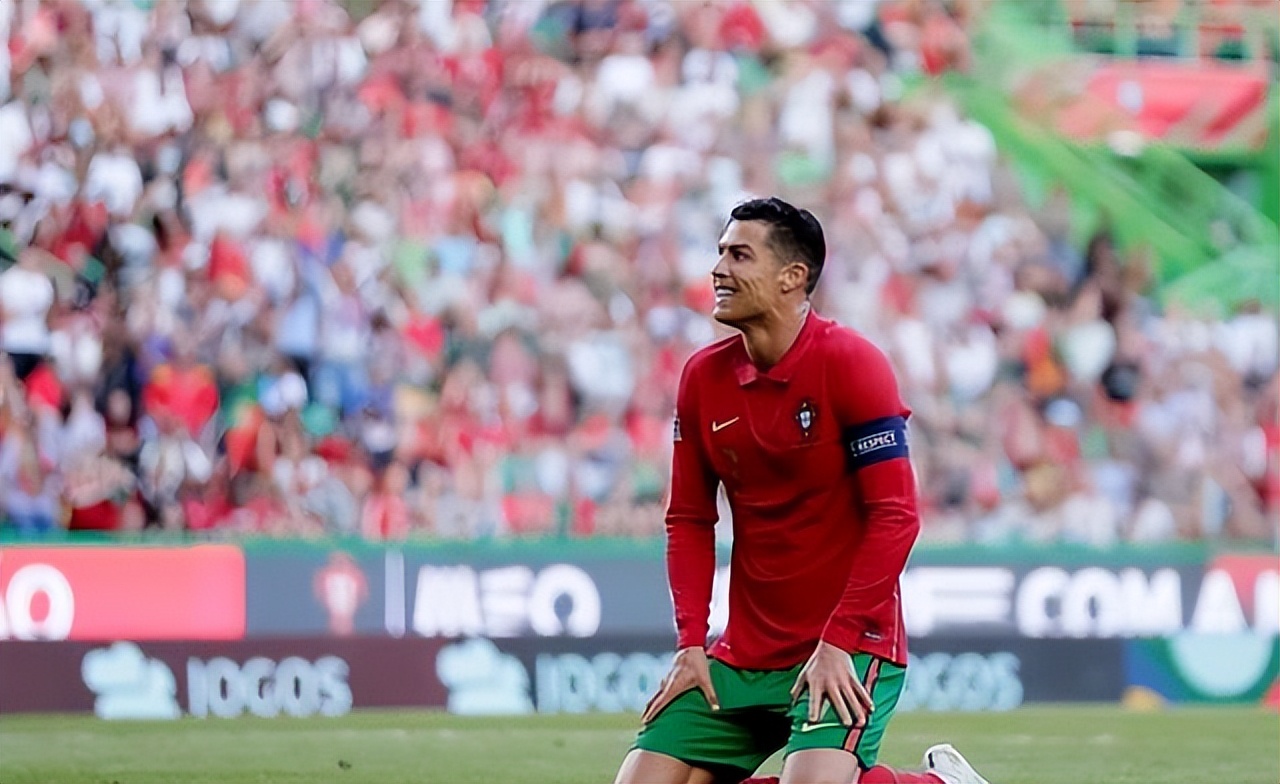 气愤！B席直塞，格德斯右路得球射门进球，C罗直奔球门捡漏未果