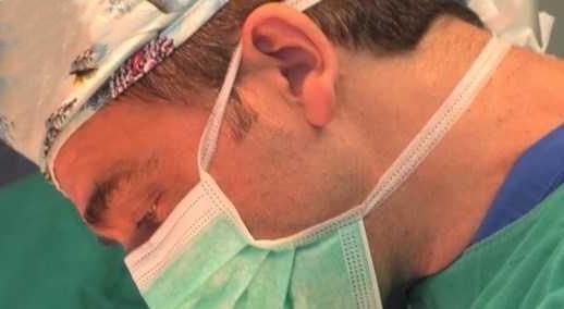 太神奇了！男子天生没有“蛋蛋”无法生孩子，哥哥捐一颗移植成功