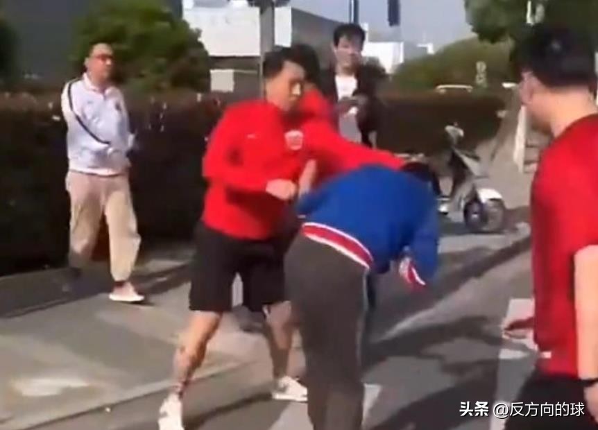 四名海港球迷围殴申花球迷后续,大快人心被拘留的视频