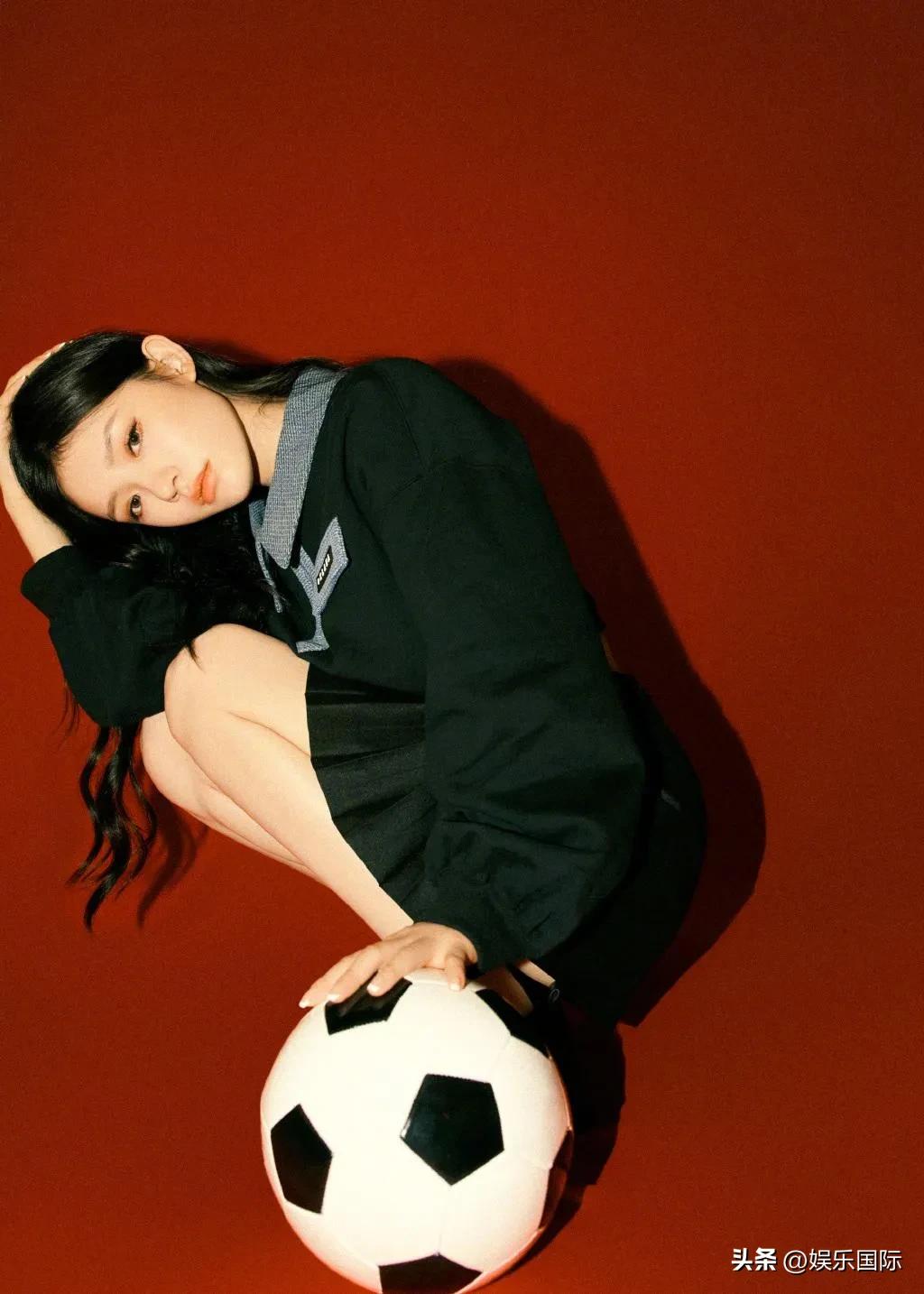 林允穿短裙抱足球娇俏可爱