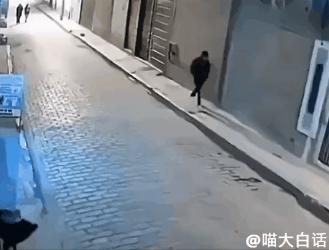 当富豪看到自己的国家队输球后...哈哈原来有钱人也会不高兴！