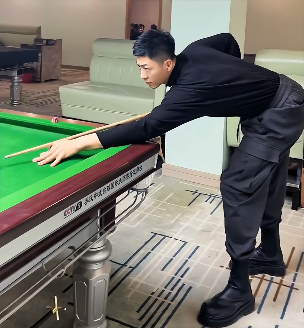 通化师院一老师,堪称翻版“黄景瑜”,明明可以靠颜值偏要靠实力