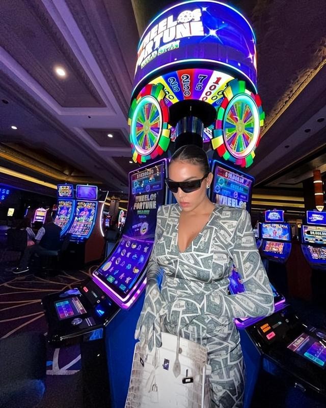 c罗的未婚妻子,c罗女友戴500万婚戒