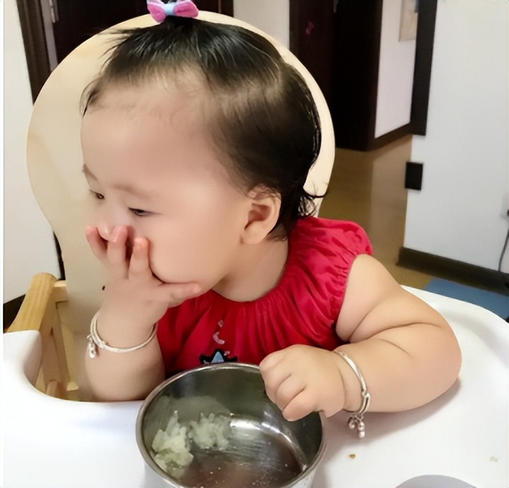 如果小孩吃多了饭怎么办呢,小孩吃太多撑的后果