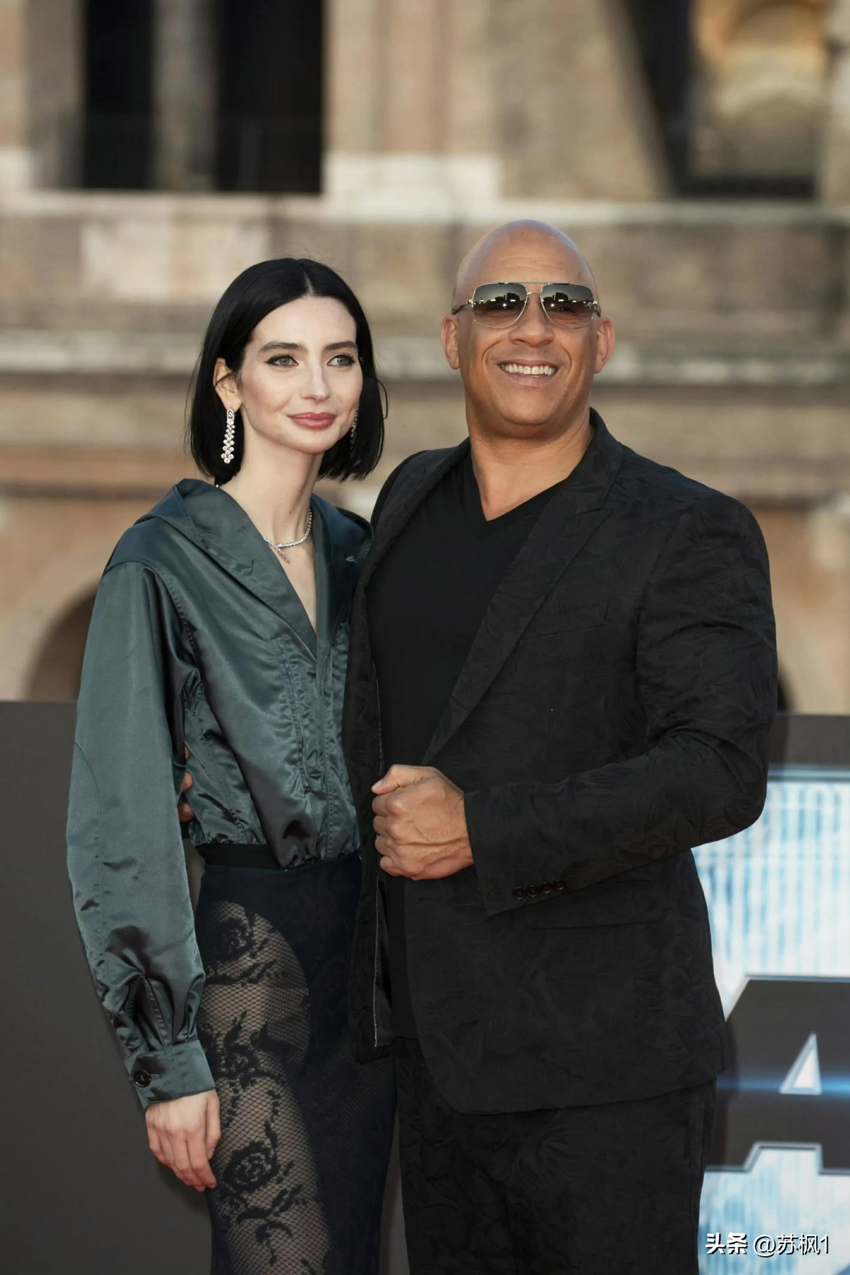 在我没有告诉你她爸妈是谁之前，你觉的她这张街拍美不美？