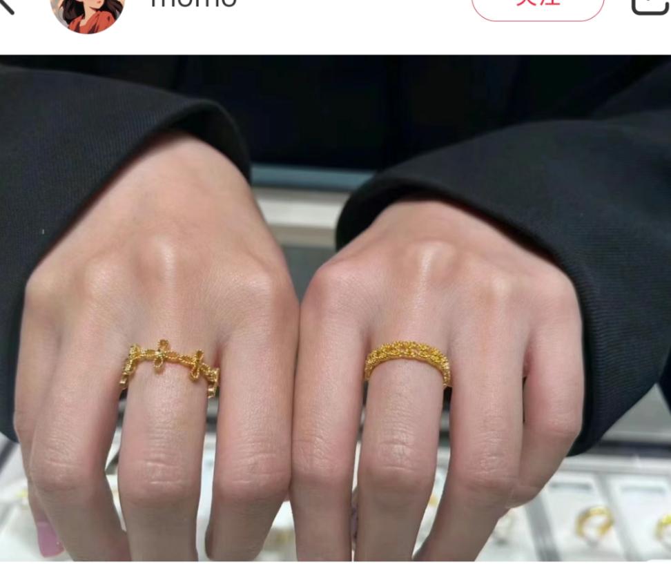 “随着黄金在年轻人中如此流行，现在金店的营业员比LV柜台的女孩