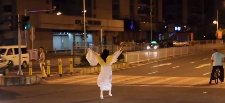 “变性人”李二毛，为爱变“女人”惨遭抛弃，出租屋结束悲惨一生