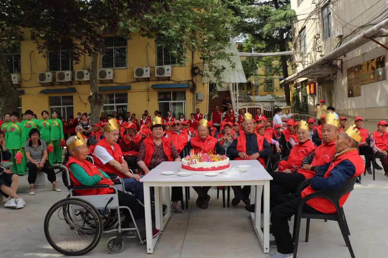 别样生日会情暖老人心：东望志愿者走进渭南市景华医养院为老人举办集体生日会