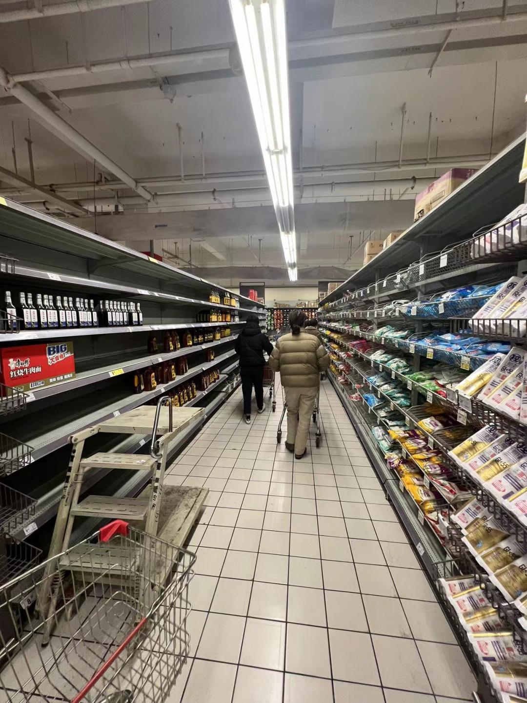 家乐福货架空了,家乐福门店货架大量空置