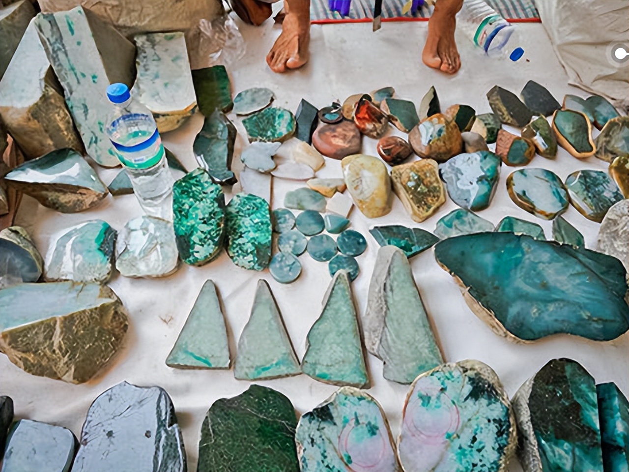 许多越南漂亮姑娘在边境摆摊,越南边境卖东西的姑娘