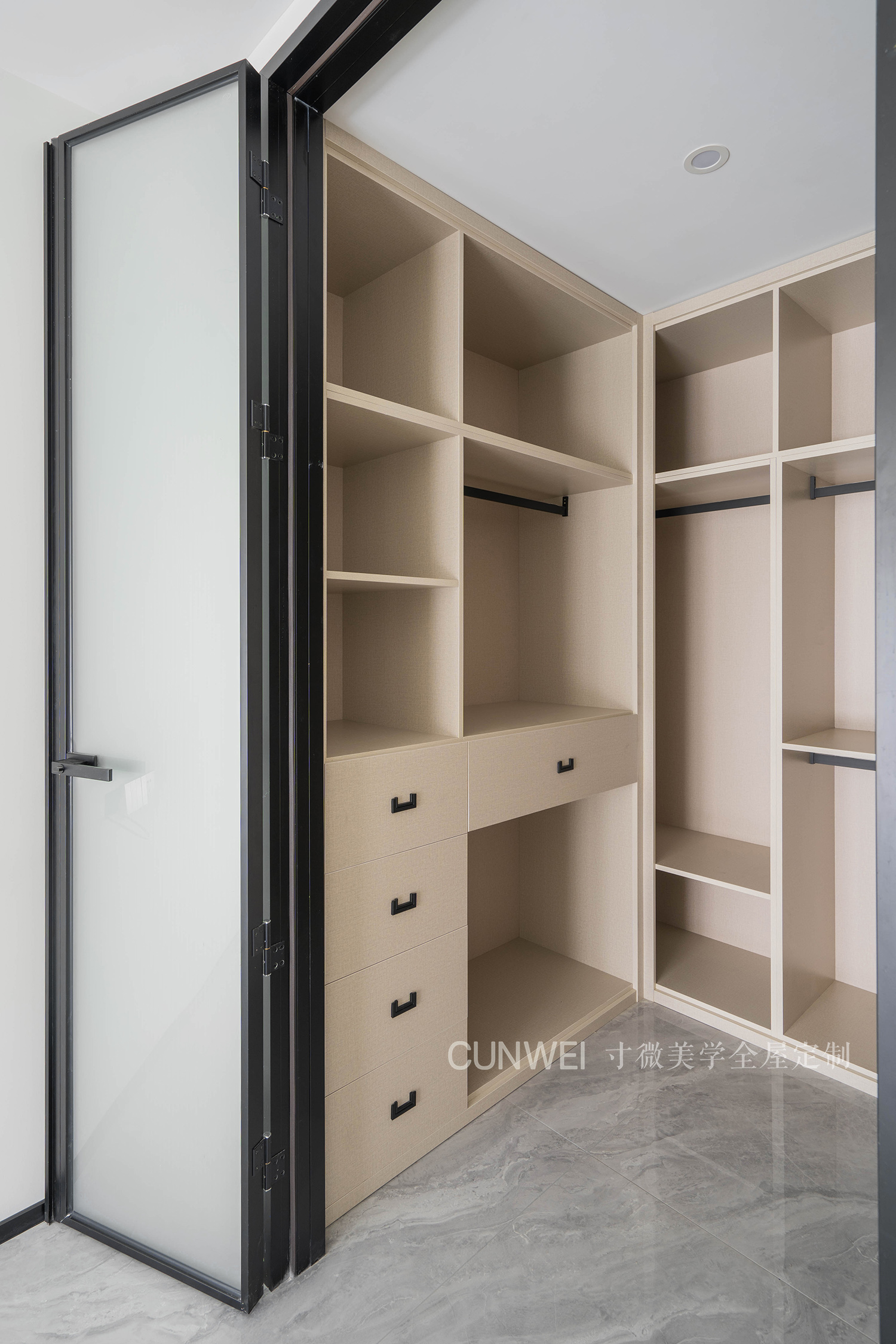 衣帽间柜门玻璃门设计,衣帽间转角设计连折叠玻璃门