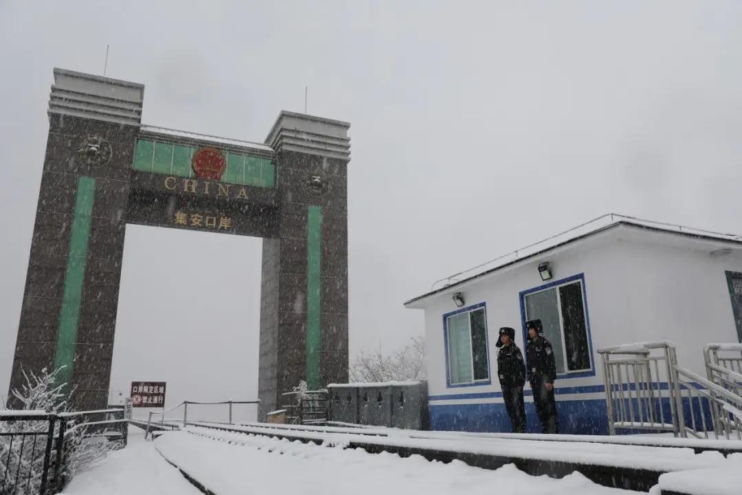 70多年后再次相聚，当年他8岁，他们18岁……