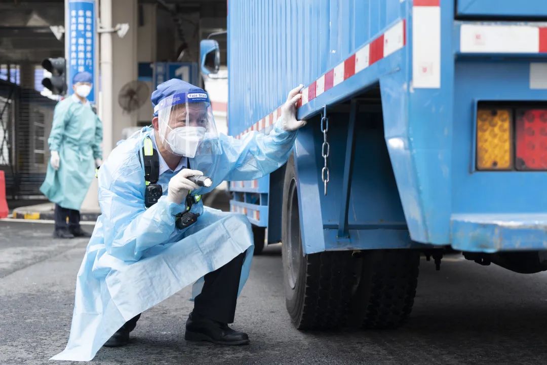 移民管理警察值守边境一线,移民管理警察雨中为群众撑伞
