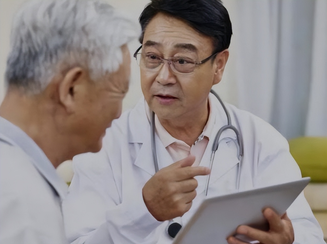 医生说囊肿是良性的但是需要手术,医生处理囊肿的视频