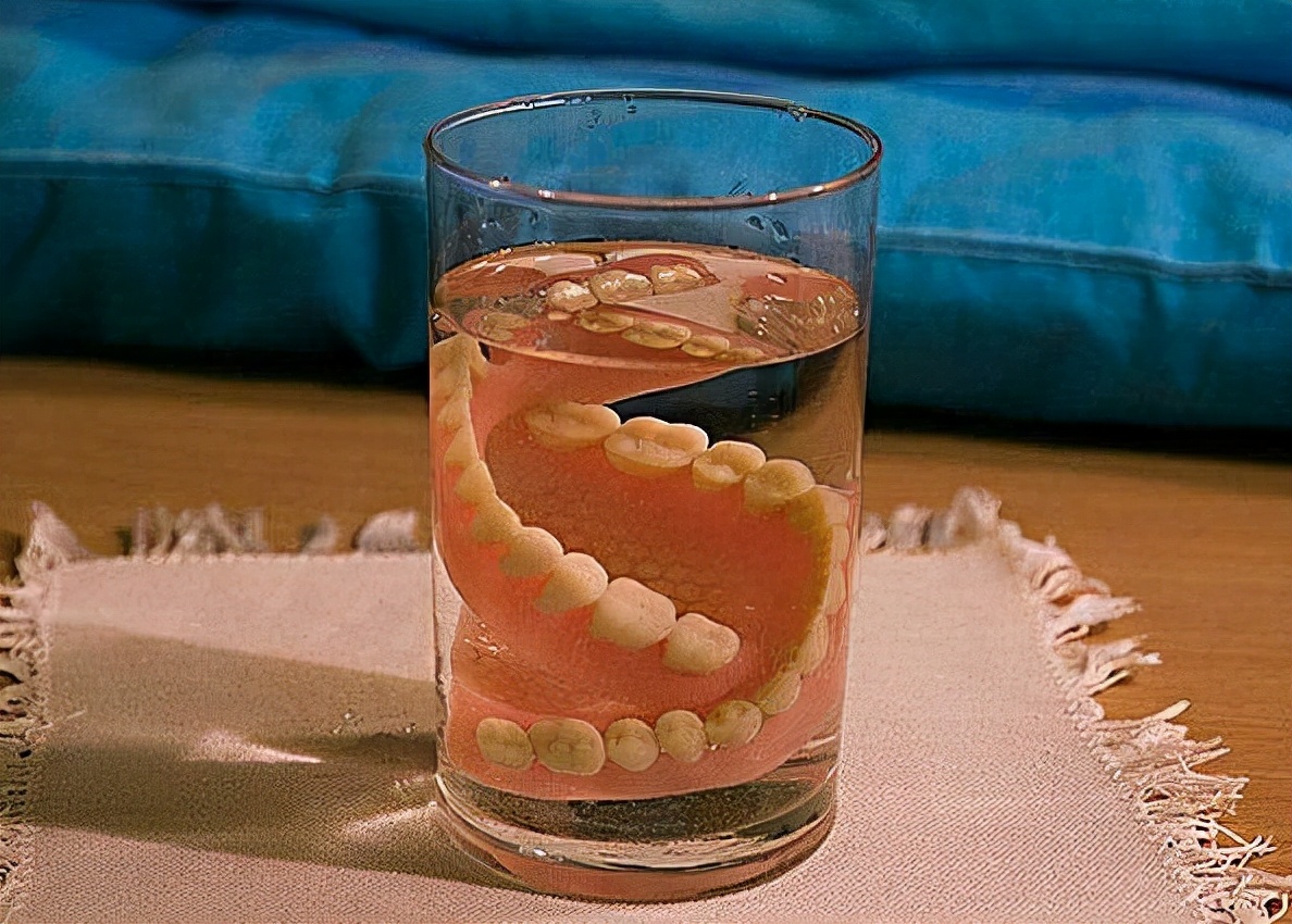 老年人佩戴活动义齿不舒服咋办？这两个问题不能忽视