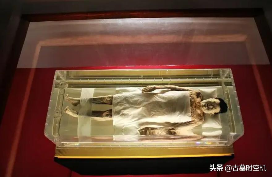 两千年不腐女尸辛追夫人,出土2000年不腐女尸