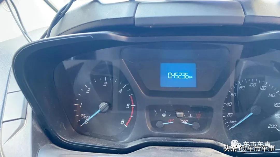 「车生活」他把6座全顺改装成房车，带着妻娃去旅行