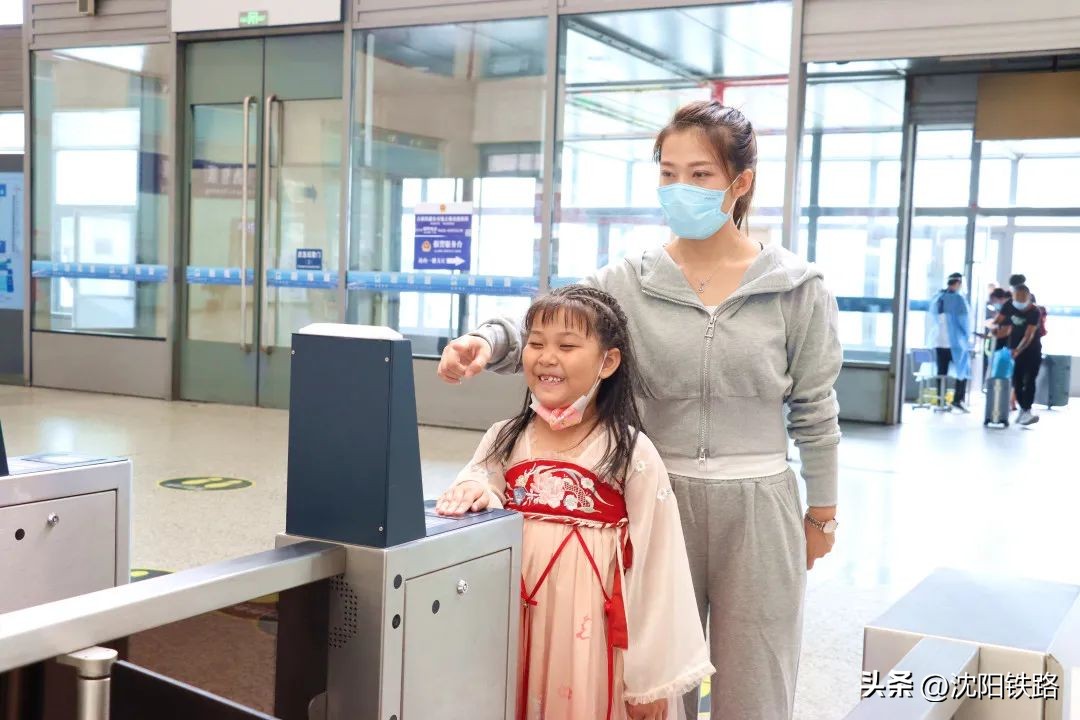 带两个宝宝坐火车孩子需要买票吗,妈妈坐火车带宝宝需要购票吗