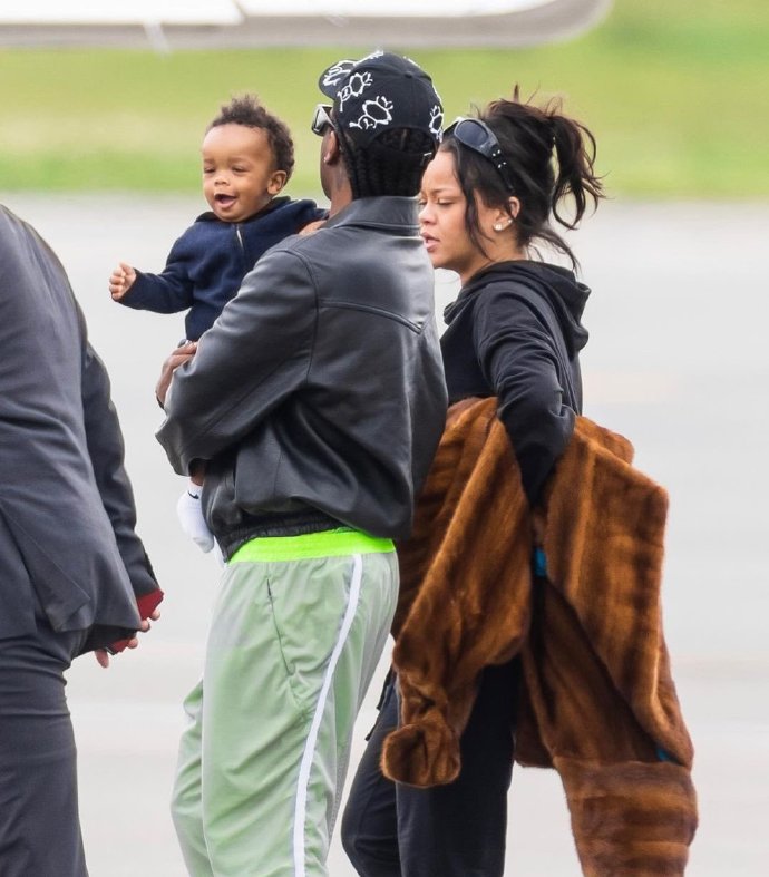 蕾哈娜露脐装,蕾哈娜穿貂