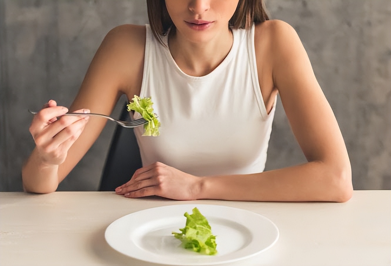 公布女性“糟蹋”乳房的行为，烟酒未上榜，劝告：能不做就不做