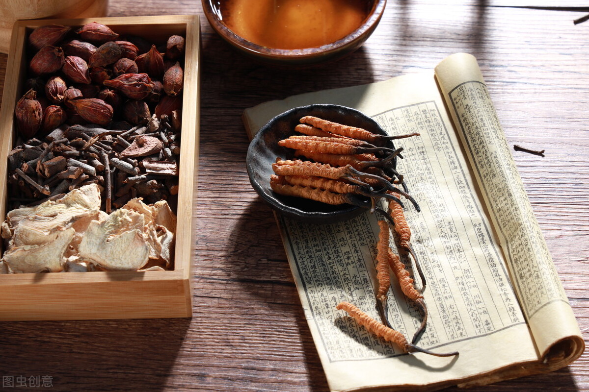 多囊引起的脸上长痘痘怎么内调,多囊长痘痘怎么快速消除