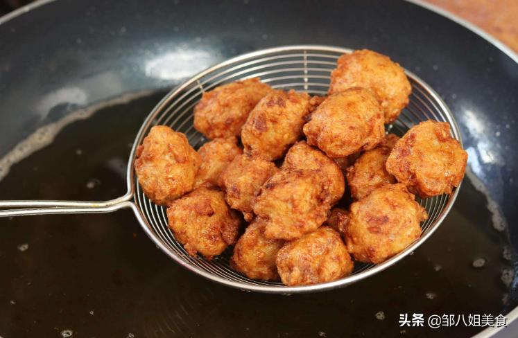 炸肉丸不加鱼做法,炸肉丸子加什么料可以让丸子蓬松