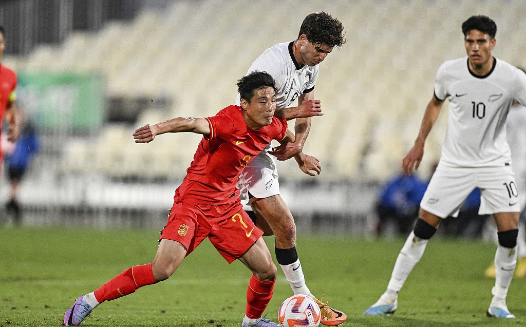 亚洲2支球队接连爆冷,2比3输沙特后的中国足球