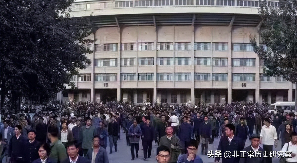 老照片：80年代的北京生活风貌，火车上供应茅台，牛肉一块八一斤