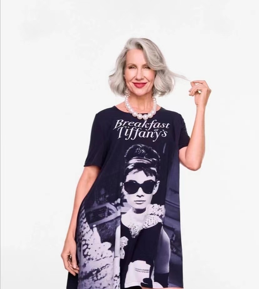 55岁头发少烫什么卷发显年轻,老年花白短卷发