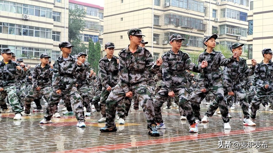 龙园学校军训演出,军训汇演展风采青春扬帆新起航