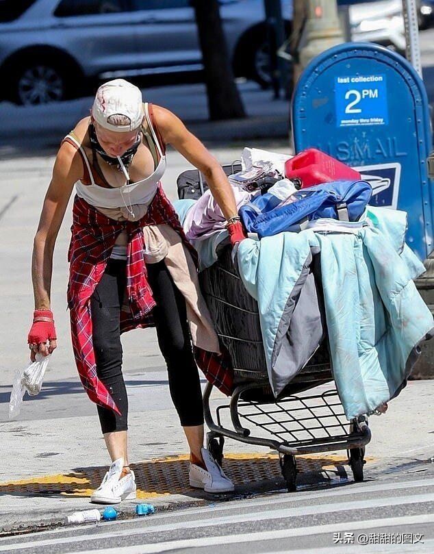 美国前名模街头捡食物吃，眼眶红肿手指瘀伤，无收入只能流浪