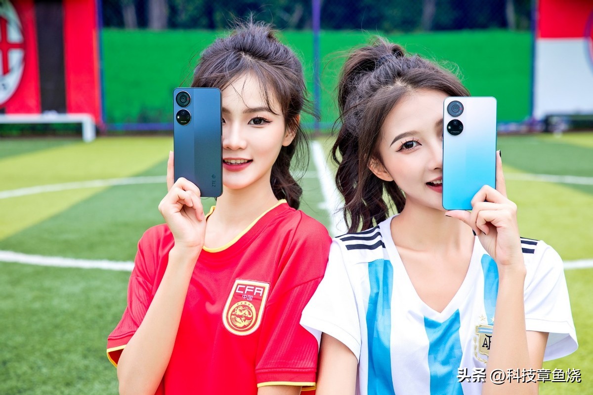 可爱的足球宝贝凹造型,足球宝贝的装扮很好看