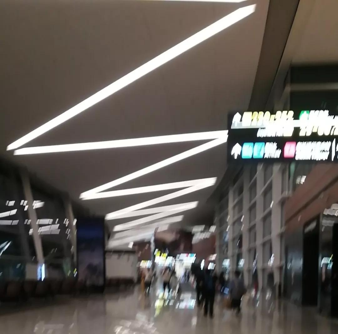 第一次坐飞机要注意什么搞笑版,第一次坐飞机到机场要注意些啥