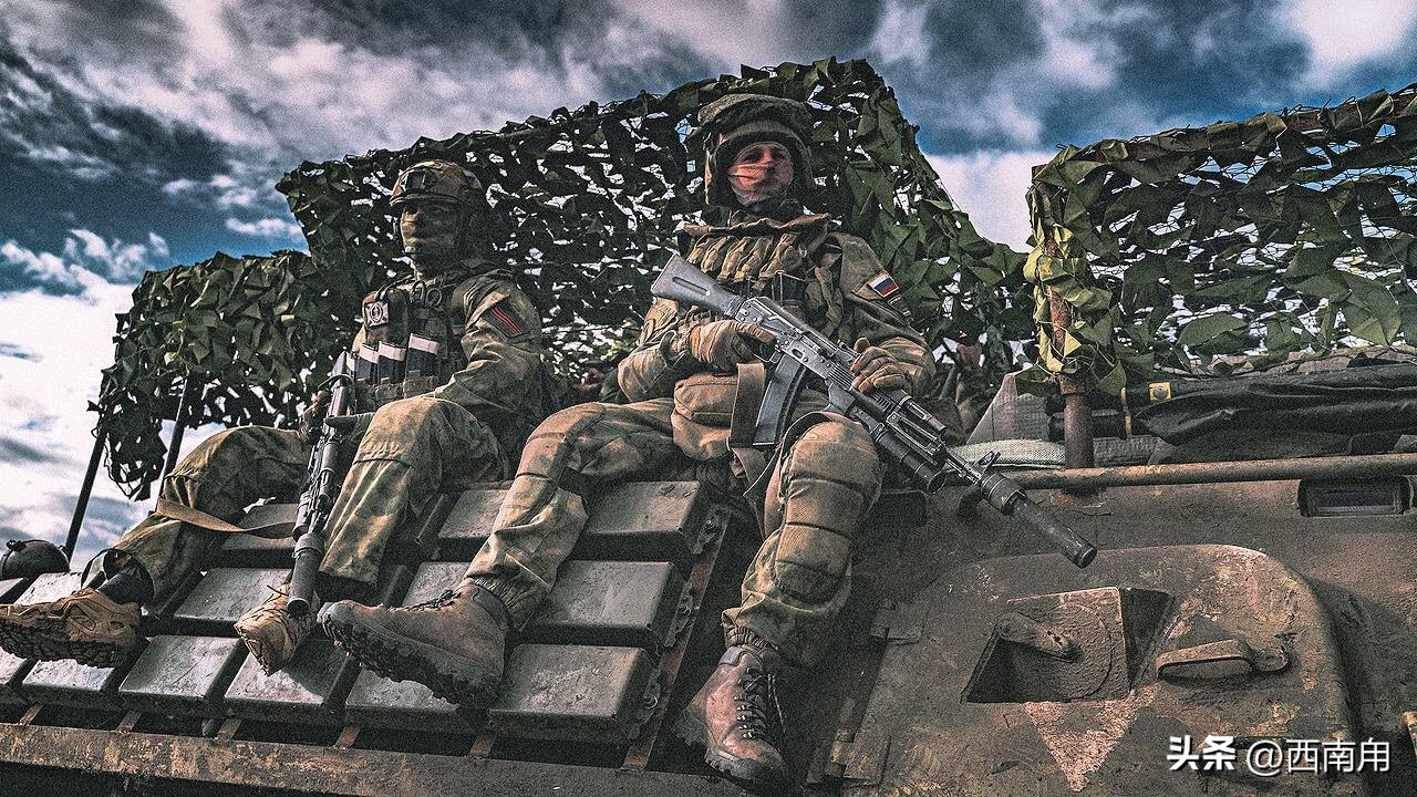 为了心中的执念，俄51岁的体育老师披甲上阵，只求战死的学生安息