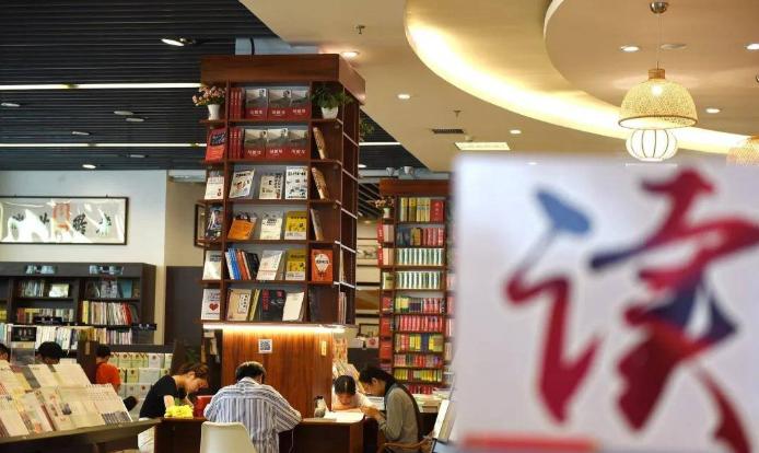 顾客只吹空调很少买书，开在黄金地段，新华书店靠什么赚钱？
