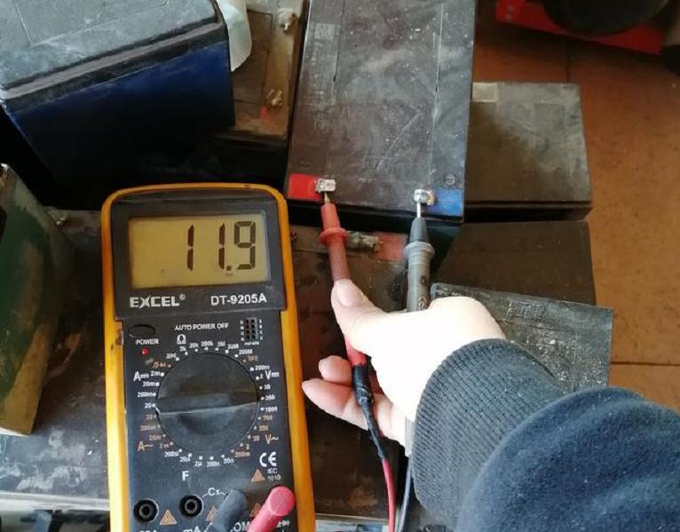 电动车灯亮不走灯关就走怎么回事,电动车充满不变灯怎么办