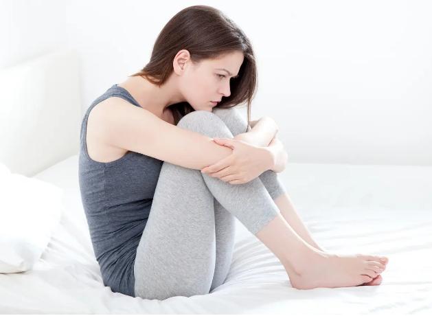 月经太少能排毒素吗,月经量少得可怜只用护垫就行了