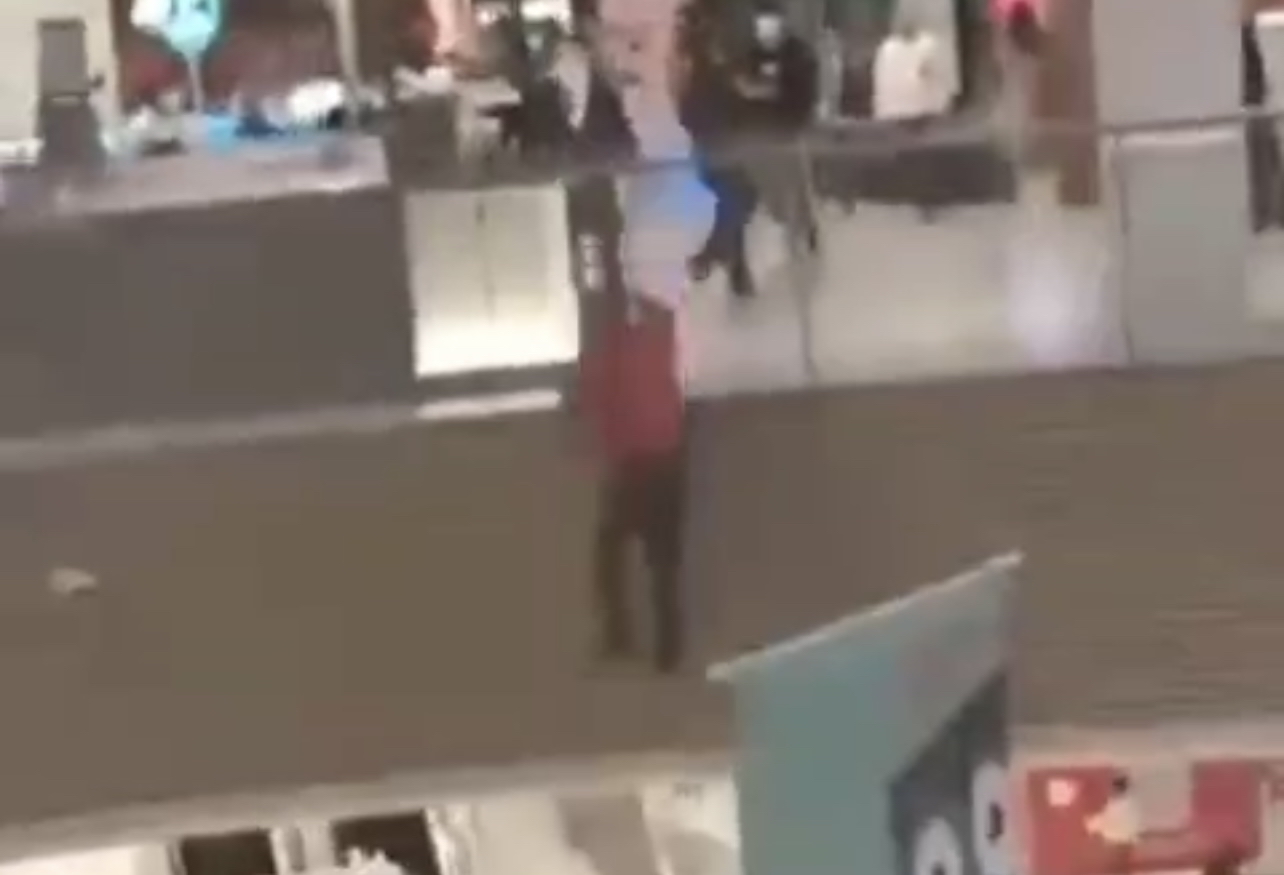 上海一男子商场坠亡砸中女子,上海一男子坠亡砸中女子